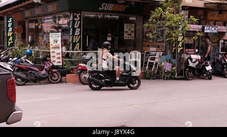 Motos de trafic à soi et soi Buakhao Pattaya Thailande Diana Intersection la plus dangereuse sur un jour nuageux sombre Banque D'Images