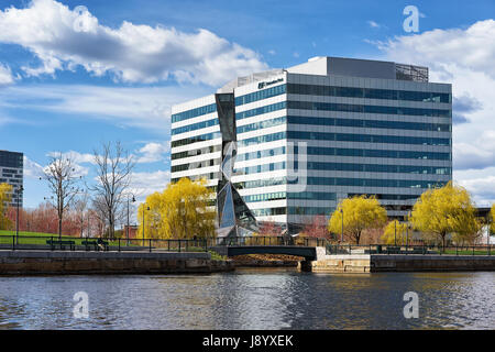 Boston, USA - Le 28 avril 2015 : Des bâtiments modernes à North Point Park et Charles River, à Cambridge, Massachusetts, aux États-Unis. Banque D'Images