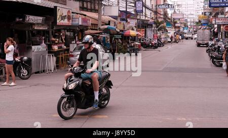 Motos de trafic à soi et soi Buakhao Pattaya Thailande Diana Intersection la plus dangereuse sur un jour nuageux sombre Banque D'Images