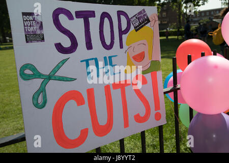 Les parents et leurs enfants Hackney se mobilisent contre la menace de coupes dans les écoles à travers l'arrondissement, à une manifestation rassemblement le 26 mai 2017 Champs à Londres dans l'Est de Londres, Royaume-Uni. En réponse à la menace de coupures, parents, élèves et enseignants se sont réunis pour former un grand 'Assemblée générale' dans les parcs de Hackney. Les écoles de Londres sont confrontés à des pertes plus importantes en raison de la formule nationale de financement proposé que je cherche à redistribuer partout au pays. En vertu de ces politiques, les écoles Hackney ferait face à une perte estimée de 22,3  % ou 914 € de réduction par élève en 2020 Banque D'Images