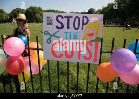 Les parents et leurs enfants Hackney se mobilisent contre la menace de coupes dans les écoles à travers l'arrondissement, à une manifestation rassemblement le 26 mai 2017 Champs à Londres dans l'Est de Londres, Royaume-Uni. En réponse à la menace de coupures, parents, élèves et enseignants se sont réunis pour former un grand 'Assemblée générale' dans les parcs de Hackney. Les écoles de Londres sont confrontés à des pertes plus importantes en raison de la formule nationale de financement proposé que je cherche à redistribuer partout au pays. En vertu de ces politiques, les écoles Hackney ferait face à une perte estimée de 22,3  % ou 914 € de réduction par élève en 2020 Banque D'Images