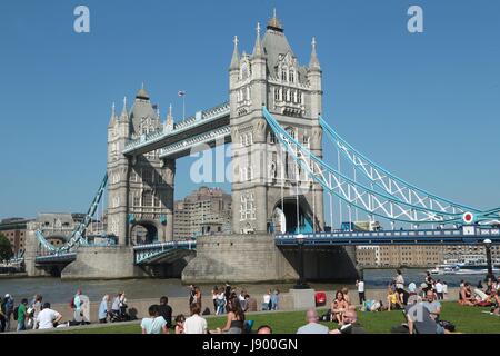 L'emblématique Tower Bridge à Londres, l'un des bâtiments les plus célèbres dans le monde qui a été construit plus de 120 ans. Banque D'Images