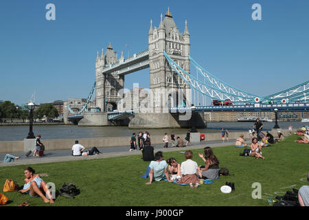 L'emblématique Tower Bridge à Londres, l'un des bâtiments les plus célèbres dans le monde qui a été construit plus de 120 ans. Banque D'Images