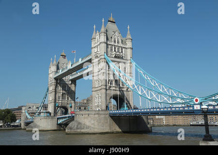 L'emblématique Tower Bridge à Londres, l'un des bâtiments les plus célèbres dans le monde qui a été construit plus de 120 ans. Banque D'Images