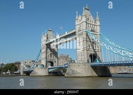 L'emblématique Tower Bridge à Londres, l'un des bâtiments les plus célèbres dans le monde qui a été construit plus de 120 ans. Banque D'Images