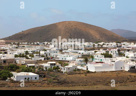 La ville et le volcan Lanzarote - lanzarote typique paysage, Lanzarote, Îles Canaries Europe Banque D'Images