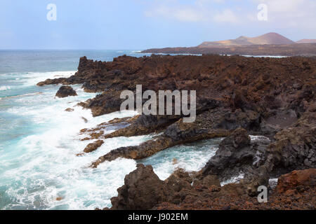 La côte volcanique de Lanzarote Lanzarote - paysage ; coulées à Los Hervideros, côte ouest, Lanzarote, Canaries, Europe Banque D'Images