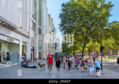 Boutiques sur le Kurfürstendamm, le district d'arrondissement Charlottenburg-Wilmersdorf, Berlin, Allemagne Banque D'Images