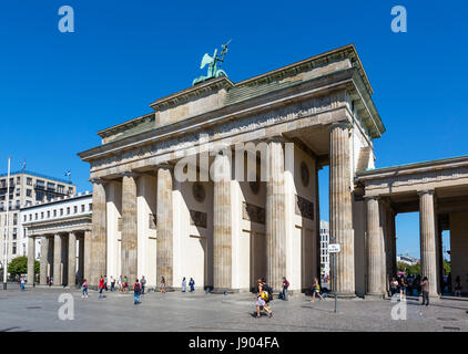 La porte de Brandebourg (Brandenburger Tor) de la Platz des 18 Marz, Mitte, Berlin, Allemagne Banque D'Images