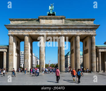 La porte de Brandebourg (Brandenburger Tor) de la Platz des 18 MÃ¤rz en regardant vers l'Unter den Linden, Mitte, Berlin, Allemagne Banque D'Images