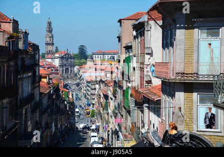 Porto, Portugal - 2 mai, 2017 : rues de Porto avec Torre dos Clerigos (tour des clercs) en arrière-plan Banque D'Images