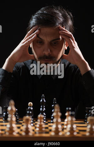 Portrait d'homme adulte qui participe au jeu d'échecs. Banque D'Images