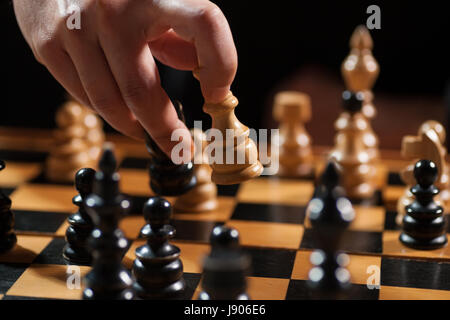 Close up image de l'homme qui fait déplacer dans Jeu d'échecs. Banque D'Images