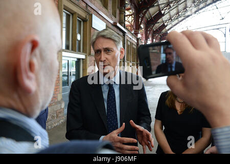 Chancelier de l'Échiquier Philip Hammond parle aux médias alors qu'il faisait campagne à la gare de Bristol Temple Meads. Banque D'Images