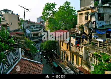 Une scène de rue dans le vieux quartier de Hanoi, Vietnam Banque D'Images