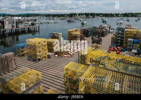 Les casiers à homards sur un quai de pêche dans le Maine : des piles de homard sur une jetée en bois sur une baie en Nouvelle Angleterre. Banque D'Images