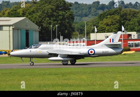 Hawker Hunter T7 fighter jet XL577 décolle pendant le salon aéronautique de Dunsfold à Surrey, Angleterre le 23 août 2014. Le jet a été construit en 1958 pour la RAF Banque D'Images
