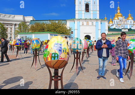 Kiev, UKRAINE - Mai 01, 2017 : Les oeufs peints. Festival de rue d'un grand les oeufs de Pâques sur Mikhailovska Square Banque D'Images