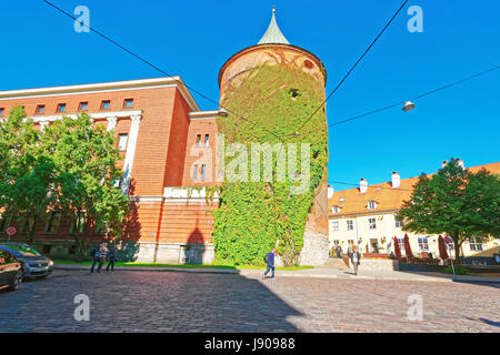 Riga, Lettonie - 3 septembre 2014 : tour de la Poudrière et du musée de la guerre au centre historique de la vieille ville de Riga, en Lettonie. Les gens sur l'arrière-plan Banque D'Images