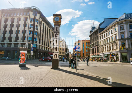 Riga, Lettonie - 3 septembre 2014 : place avec les gens et de l'horloge au centre historique dans la vieille ville de Riga, en Lettonie. Banque D'Images