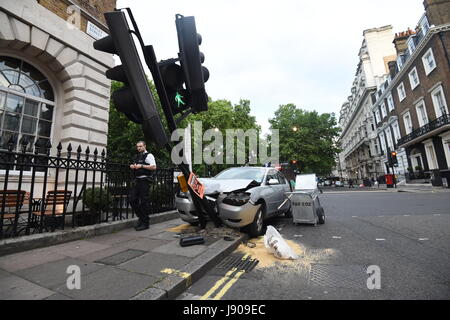 Les services d'urgence les lieux après une voiture a percuté un lampadaire dans Harley Street, adjacent à Cavendish Square, au centre de Londres. Banque D'Images
