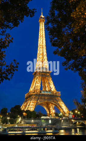 PARIS, FRANCE - 28 mai 2017 : Tour Eiffel Tower (Tour Eiffel), illuminée la nuit. C'est un pylône en treillis en fer forgé nommé d'après l'ingénieur Gustave Eiff Banque D'Images