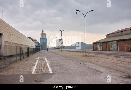 Ville de Dunquerke, Normandie, France : secteur de l'autorité portuaire avec les quais et entrepôts où plusieurs types de matières premières sont stockées Banque D'Images