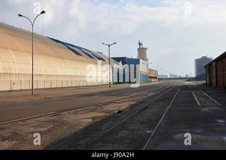 Ville de Dunquerke, Normandie, France : secteur de l'autorité portuaire avec les quais et entrepôts où plusieurs types de matières premières sont stockées Banque D'Images