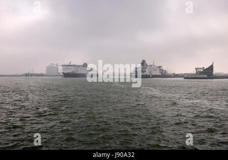 Calais, Normandie, France. Vue sur le port où un traversier est partant pour Royaume-Uni Banque D'Images