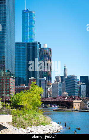 La rivière Chicago Illinois N Orlean Street Bridge Marina City gratte-ciel des épis de maïs la Trump Tower Chicago School of Professional Psychology Banque D'Images