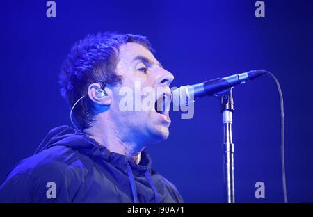 Liam Gallagher jouant un concert au O2 de Manchester Ritz, à la mémoire des victimes de l'attaque terroriste de la semaine dernière qui a tué 22 personnes et blessé 64 autres. Banque D'Images