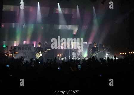 Liam Gallagher jouant un concert au O2 de Manchester Ritz, à la mémoire des victimes de l'attaque terroriste de la semaine dernière qui a tué 22 personnes et blessé 64 autres. Banque D'Images