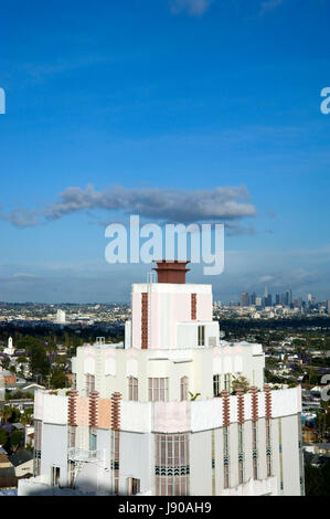 Détail de l'Art Déco de l'hôtel Sunset Tower on the Sunset Strip avec une vue sur le centre-ville de Los Angeles dans l'arrière-plan par temps clair. Banque D'Images