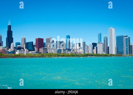 Chicago Illinois près de Côté Sud à l'Est de la solidarité panorama paysage urbain gratte-ciel gratte-ciel le lac Michigan l'eau arbres ciel bleu Banque D'Images