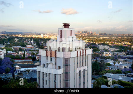 L'hôtel Sunset Tower Art déco sur le Sunset Strip, avec une vue sur le centre-ville de Los Angeles dans l'arrière-plan Banque D'Images