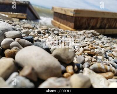 Rochers par des caisses en bois du lac Bay Banque D'Images