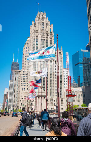 Chicago Illinois près de Magnificent Mile au nord du Michigan Avenue Bridge drapeaux drapeau néo classique moderne Tribune Tower John Hancock Center center Banque D'Images