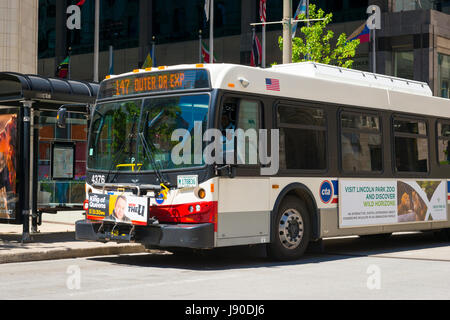 Chicago Illinois près de Côté Nord Michigan Avenue LTC 147 Arrêt de bus des transports publics bus porte vélo sur l'avant scène de rue Banque D'Images