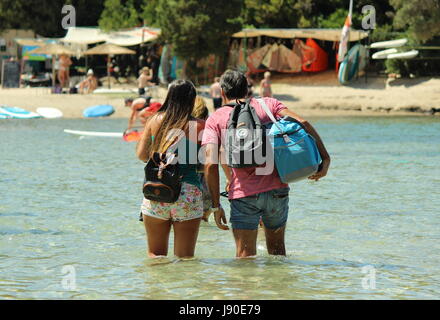 Les touristes sur la plage Bella Vraka Banque D'Images
