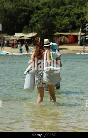 Les touristes sur la plage Bella Vraka Banque D'Images