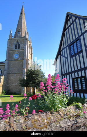 Vue de l'église St Mary avec maison d'Oliver Cromwell (une maison médiévale à colombages et pans) sur le côté droit à Ely, Cambridgeshire, Norfolk, UK Banque D'Images