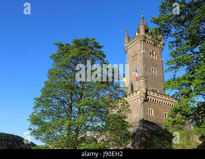 DILLENBURG, ALLEMAGNE, LE 27 MAI 2017 : La 19 ème tour ,'Wilhelmsturn', un célèbre monument à Dillenburg, Hesse, à l'été. Banque D'Images