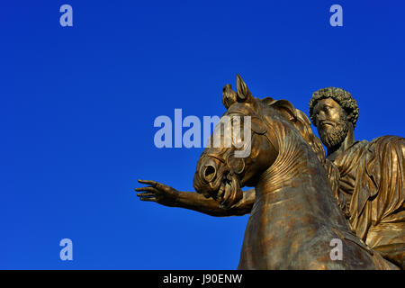 Marc Aurèle empereur romain statue équestre en bronze au centre de la Place du Capitole à Rome (avec copie espace) Banque D'Images