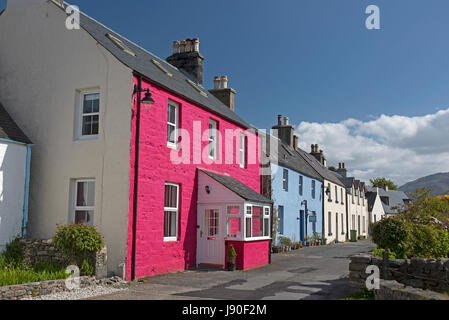 L'univers coloré et emplacement historique de Dornie, village sur les rives du Loch Duich dans West Rosshire dans les Highlands écossais. Banque D'Images