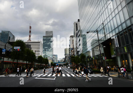 Japanese piétons traversant la jonction occupé à Nishi Ginza vers Yurakecho à Tokyo Banque D'Images