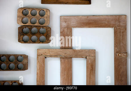 Beaucoup de vieux châssis en bois rectangulaires et ronds de l'abstraction sur le mur Banque D'Images