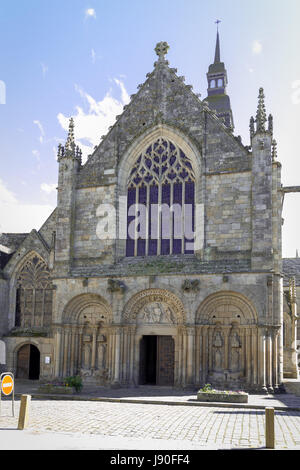 Façade romane et gothique, la Basilique St Sauveur à Dinan est un mélange réussi de styles architecturaux. La France. Banque D'Images