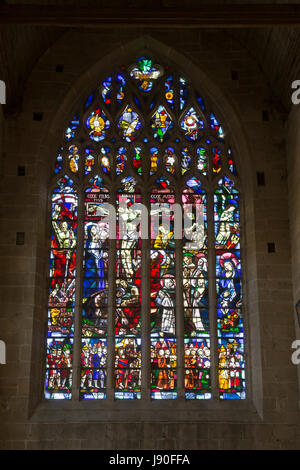 Vitraux modernes qui dépeignent les saints du calendrier catholique. Basilique St Sauveur à Dinan est un mélange réussi d'architecture de styl Banque D'Images