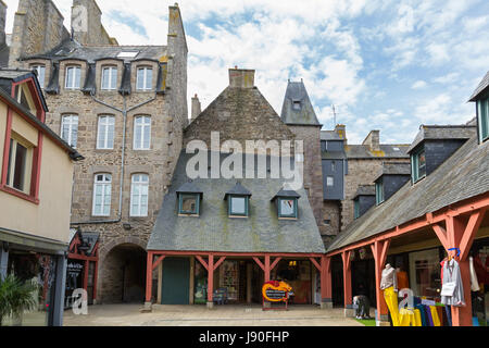 Les toits de la ville médiévale de Dinan, France. Banque D'Images