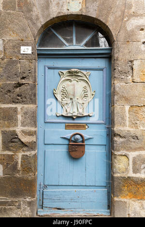 Cadenas rouillé sur la porte dans le Port de Dinan, France. Banque D'Images